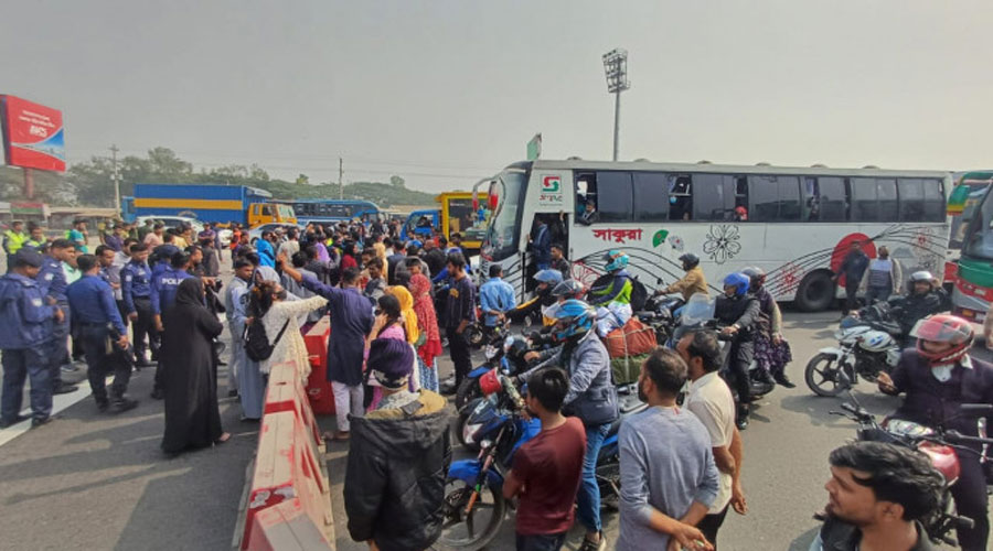 আসামি ছিনিয়ে নেয়ার প্রতিবাদে ঢাকা-মাওয়া মহাসড়কে শিক্ষার্থীরা