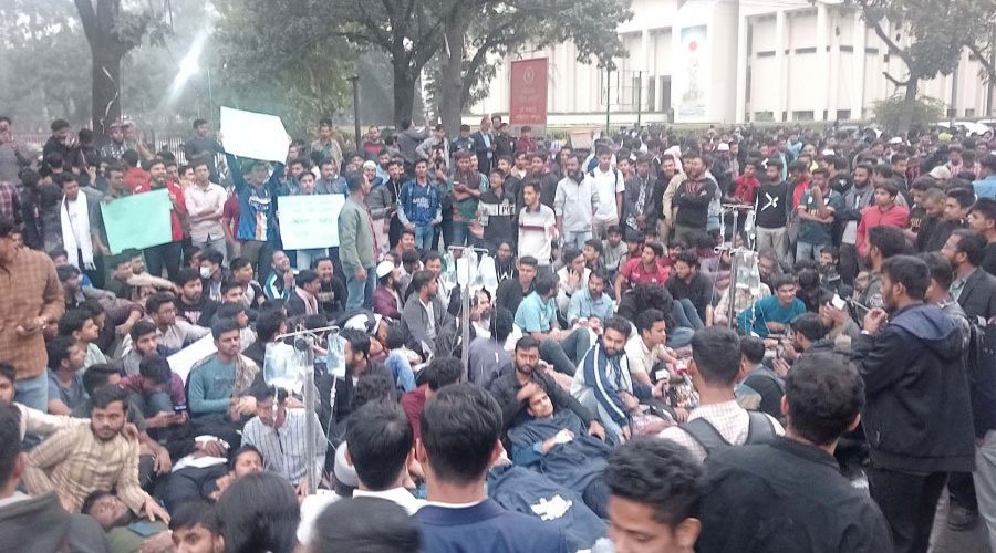 সচিবালয়ের সামনে অনশনে জবির আন্দোলনরত শিক্ষার্থীরা