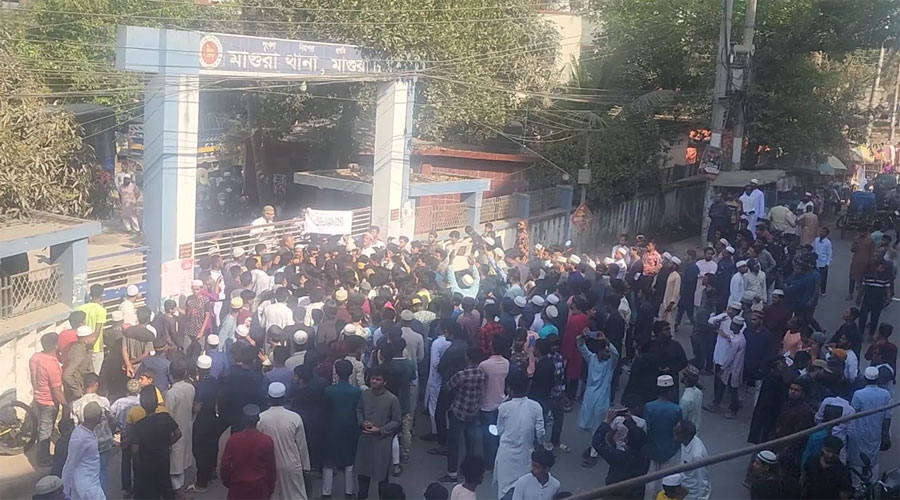 মাগুরায় থানা ঘেরাও করল বিক্ষুব্ধ জনতা