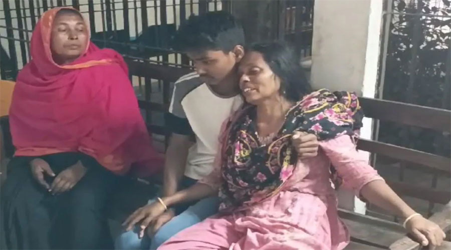 অটোরিকশায় যাওয়া নিয়ে ছেলেকে কুপিয়ে হত্যা, বাবাকে জখম