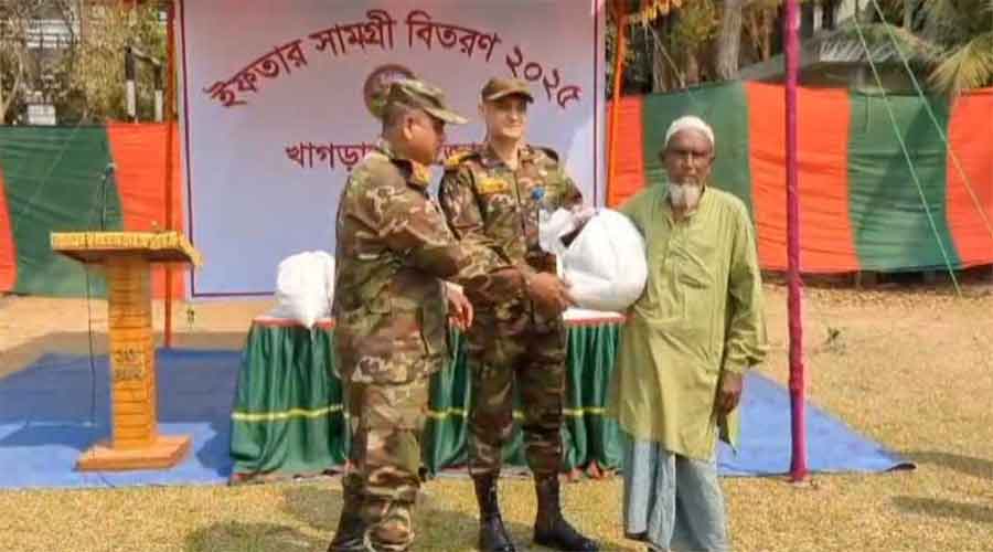 ১০০ পরিবারকে ইফতার সামগ্রী বিতরন