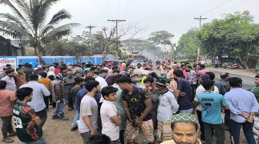 পাবনায় বাসচাপায়  ৪ জন  নিহত