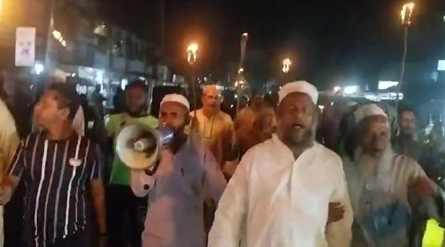 খুলনায় বেসরকারি পাটকল শ্রমিকদের মশাল মিছিল