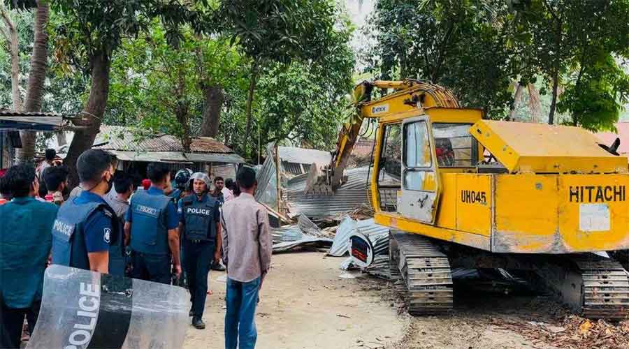 চাঁদপুরে  অবৈধ স্থাপনা উচ্ছেদ করল রেলওয়ে