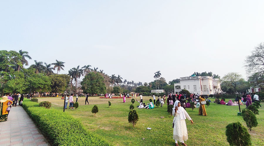 গণভবন দেখতে মানুষের ভীড়