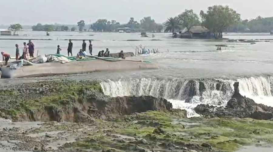 ঢুকছে জোয়ার-ভাটার পানি, দীর্ঘ হচ্ছে ভাঙন এলাকা