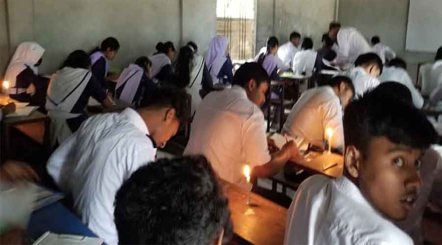 মোমবাতির আলোয় এসএসসি পরীক্ষা