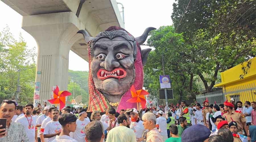 আনন্দ শোভাযাত্রায় ফ্যাসিস্টের মুখাবয়ব