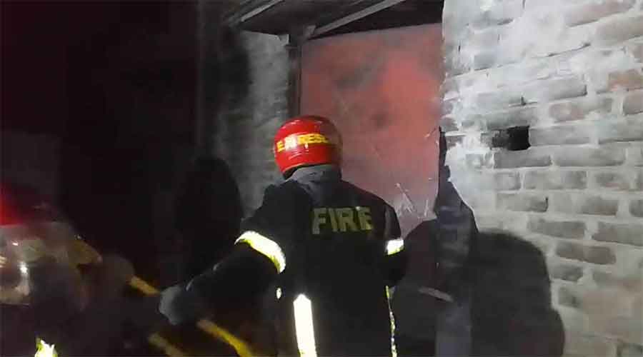 চাঁপাইনবাবগঞ্জে দেহ ব্যবসার অভিযোগে অগ্নিসংযোগ 