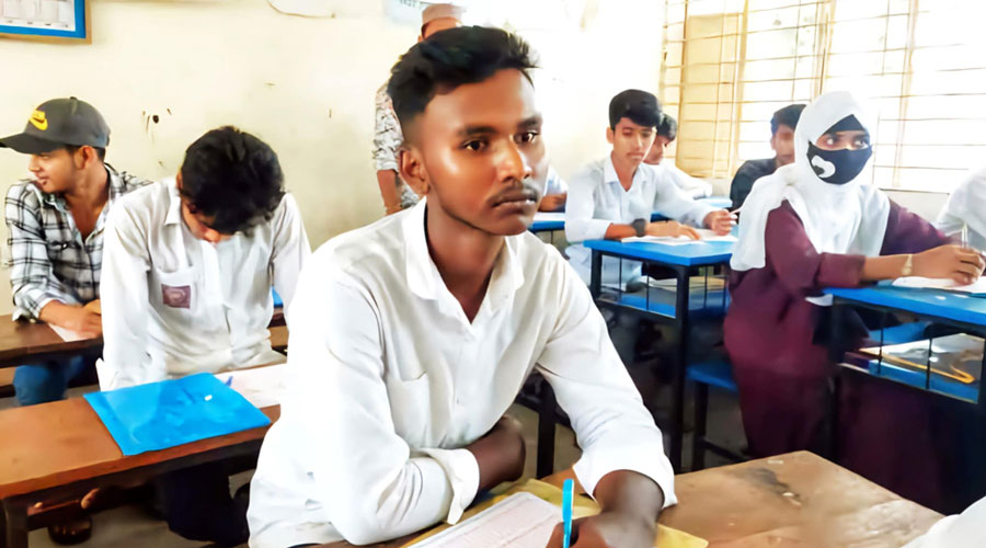 বাবার মরদেহ বাড়িতে রেখে পরীক্ষার হলে ছেলে