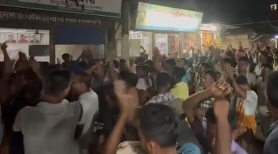 আবদুল হামিদ দেশত্যাগ করায় নিজ এলাকায় বিক্ষোভ 