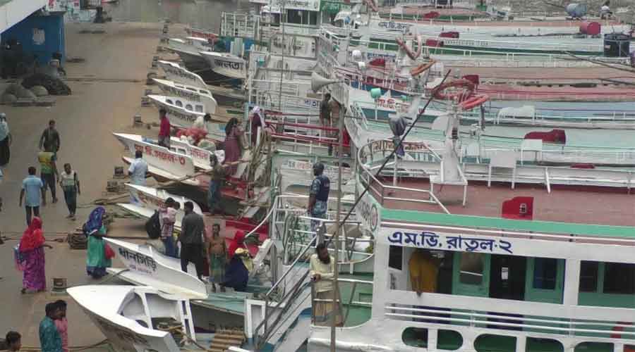 বরিশালের অভ্যন্তরীণ রুটে লঞ্চ চলাচল বন্ধ