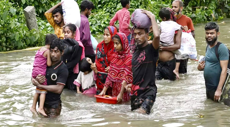 বেড়িবাঁধ ভেঙে পানিবন্দি ১০ হাজার পরিবার