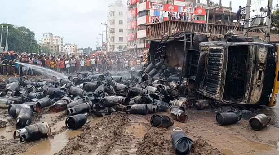 মহাসড়কে ট্রাক উল্টে ২ শতাধিক সিলিন্ডার বিস্ফোরণ
