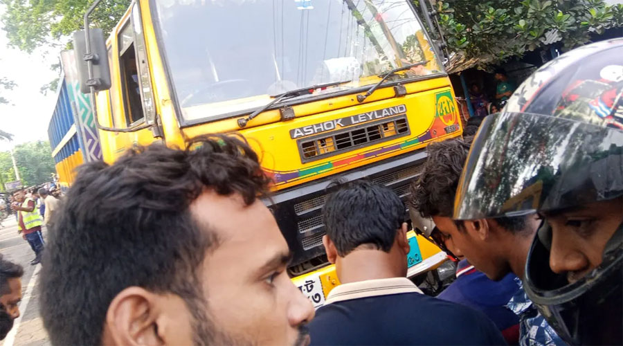 ট্রাক চাপায় একই পরিবারের ৩ সদস্য নিহত