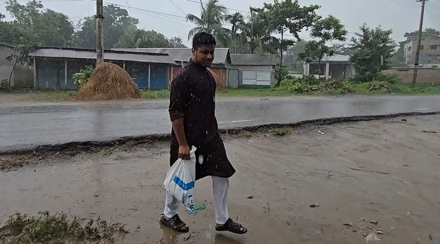 বৃষ্টিতে ভিজে শহীদ ও আহতদের পরিবারে কোরবানির মাংস দিয়েছেন হাসনাত