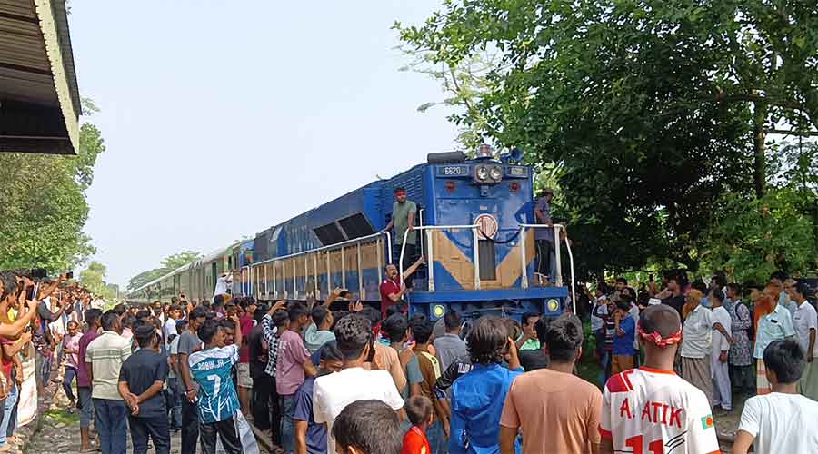 রাজশাহীর সঙ্গে সারা দেশের ট্রেন চলাচল শুরু