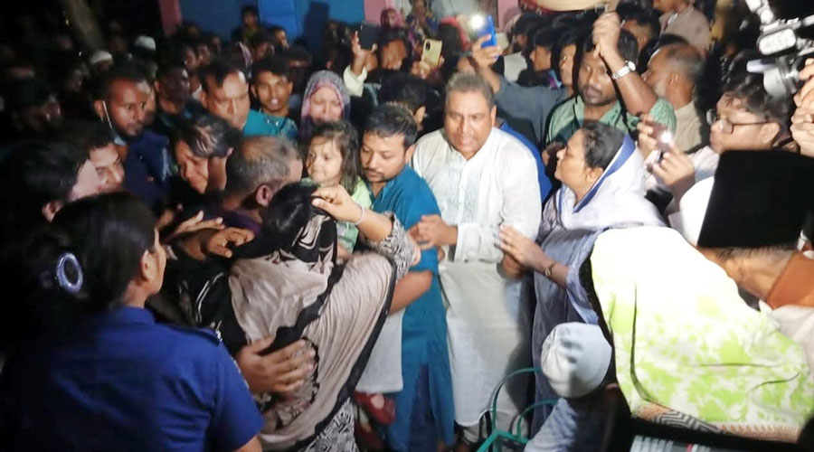 কারাগার থেকে এসে মাকে শেষ বিদায় জানালেন তারা