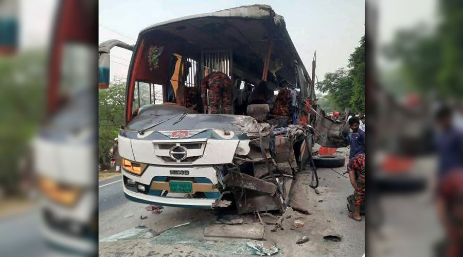 দিনাজপুরে দাঁড়িয়ে থাকা ট্রাকে বাসের ধাক্কা নিহত ৫