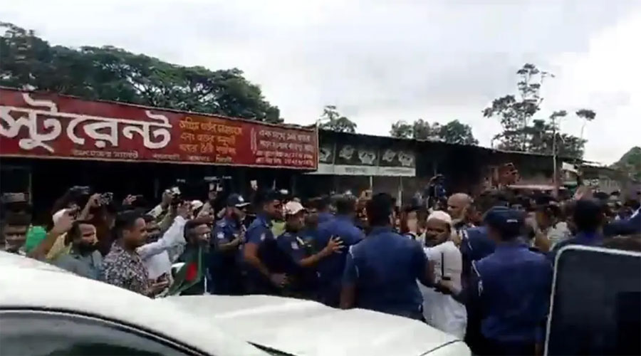 দুই উপদেষ্টার গাড়িবহর আটকে বিক্ষোভ