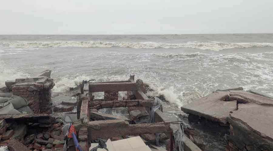 পায়রা সমুদ্র বন্দরে ৩ নম্বর সতর্কতা