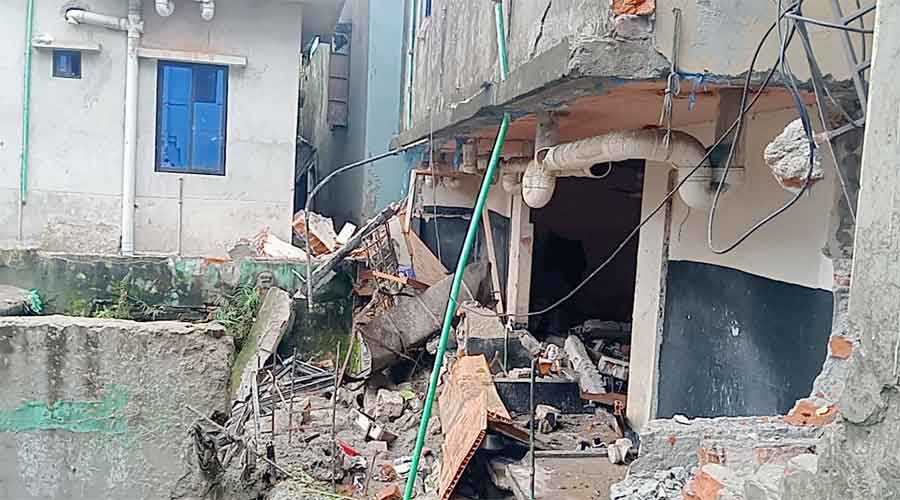 আশুলিয়ায় গ্যাস লিকেজ থেকে বিস্ফোরণ,  দগ্ধ ৫