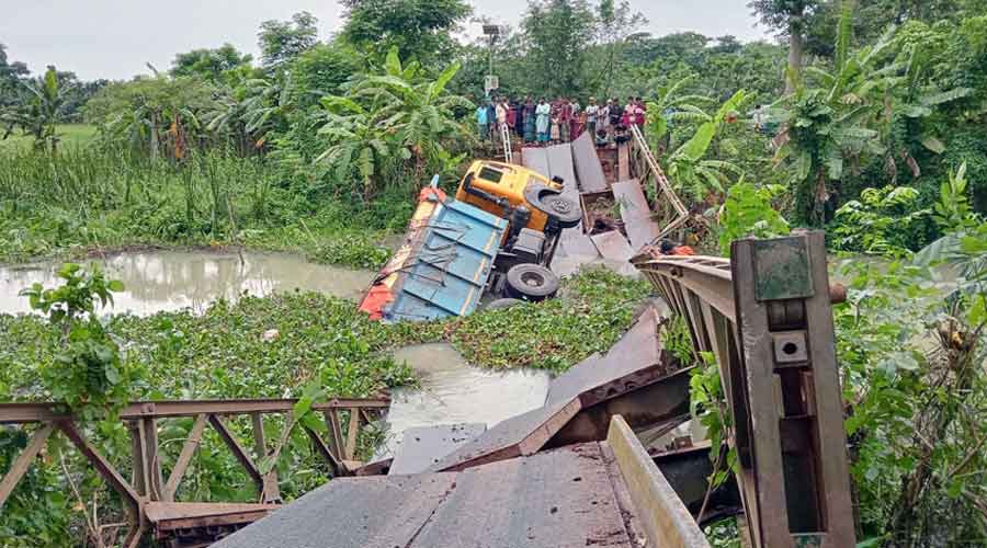 ব্রিজ ভেঙে খালে কয়লা বোঝাই ট্রাক