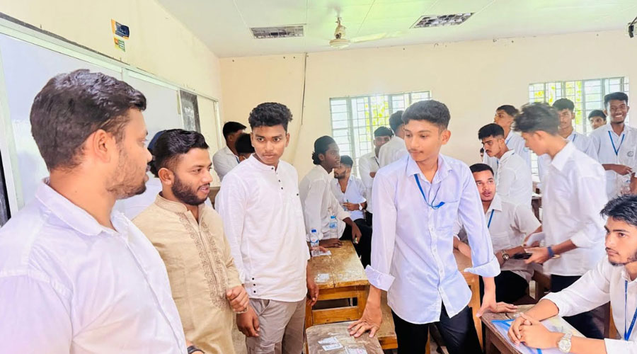 পরীক্ষার হলে ঢুকে পড়লেন ছাত্রদল নেতা, ছবি তুলে দিলেন ফেসবুকে