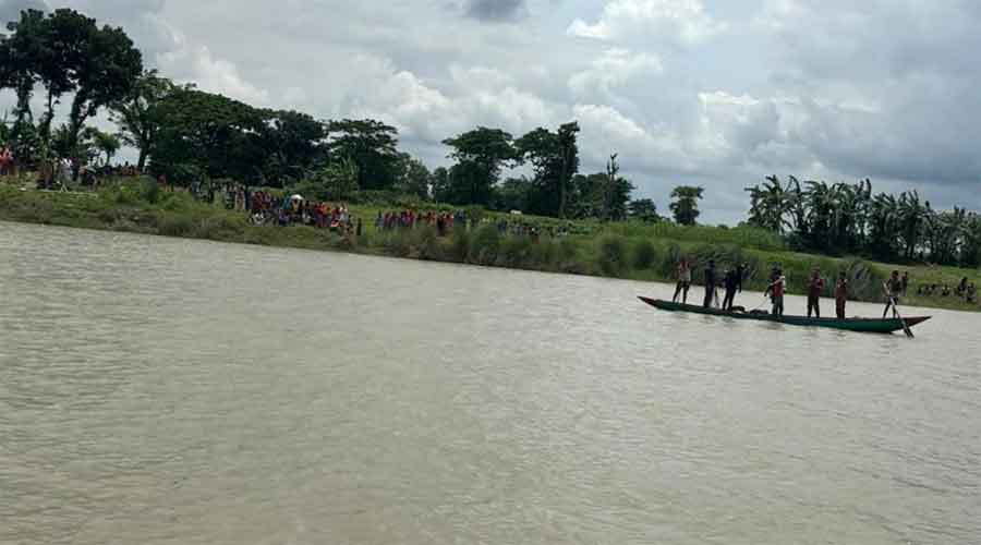 ৯ শিক্ষার্থী নিয়ে ব্রহ্মপুত্র নদে ডুবে গেল নৌকা