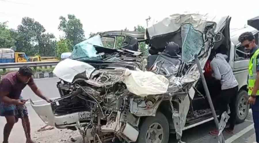 মাইক্রোবাস-ট্রাকের সংঘর্ষে নিহত ২