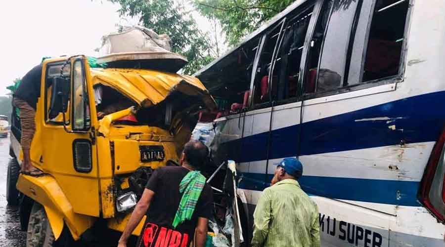 পাবনায় বাস-ট্রাকের মুখোমুখি সংঘর্ষে নিহত ৩