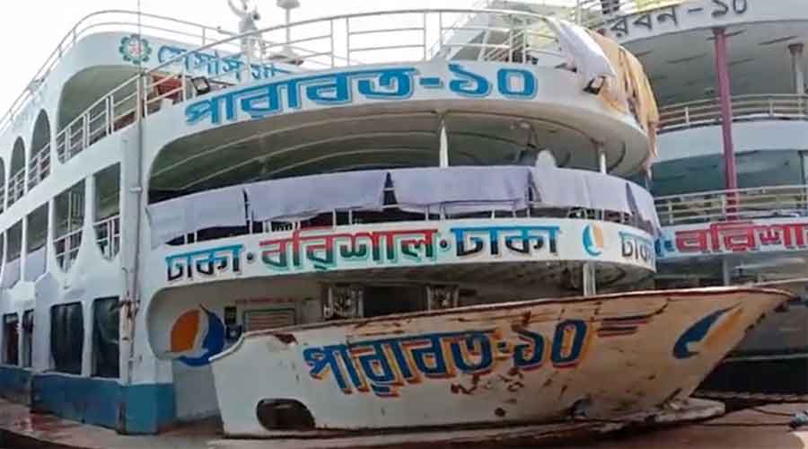 বৈরী আবহাওয়ায় ভোলা থেকে ১০ রুটে নৌযান চলাচল বন্ধ