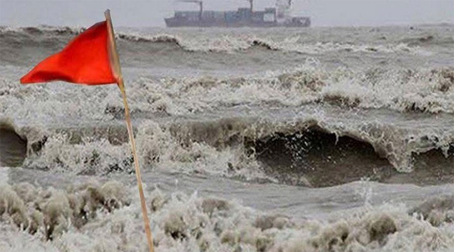 অতিভারী বৃষ্টিপাত, সমুদ্র বন্দরে ৩ নম্বর সতর্ক সংকেত