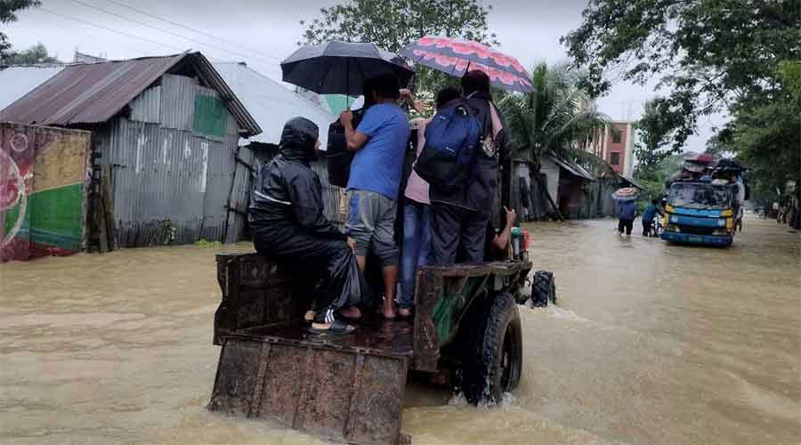 বন্যা-দুর্গত এলাকায় যাতায়াতে ভরসা ট্রাক-পিকআপ