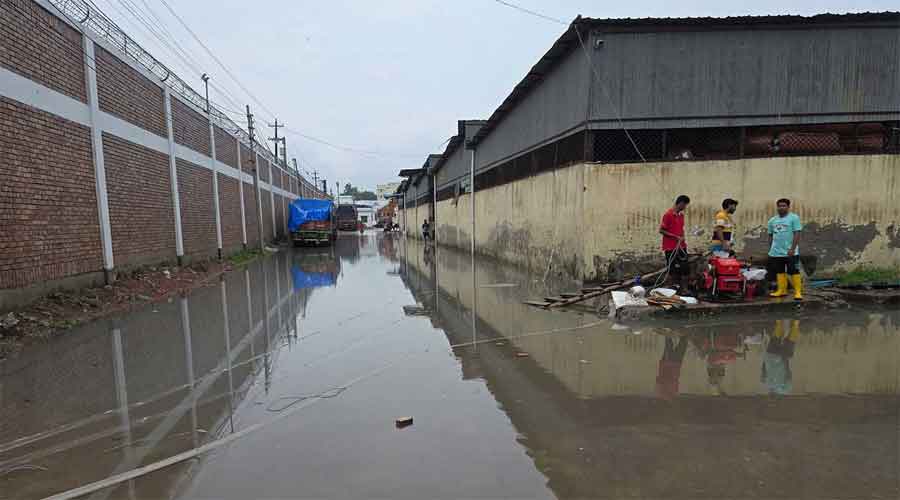 টানা বৃষ্টিতে বেনাপোল বন্দরে জলাবদ্ধতা