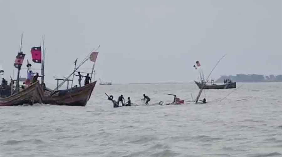 বৈরী আবহাওয়ায় বঙ্গোপসাগরে ট্রলারডুবি, ৩ জেলে নিখোঁজ