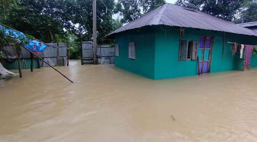 নোয়াখালীতে পানিবন্দি লাখো মানুষ