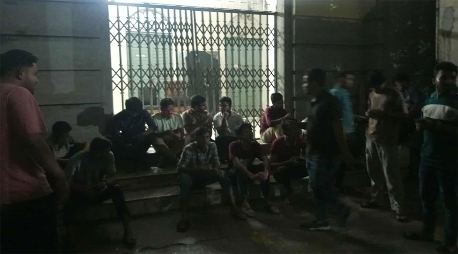 জবিতে প্রশাসনিক ভবনে তালা দিলেন শিক্ষার্থীরা