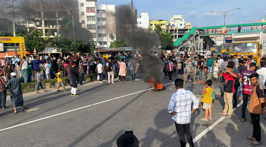 ঢাকা-চট্টগ্রাম মহাসড়ক অবরোধ করে ছাত্র-জনতার বিক্ষোভ