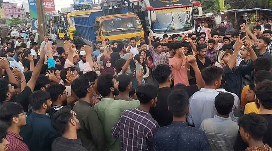 শিক্ষার্থীদের ঢাকা-বরিশাল মহাসড়ক অবরোধ 