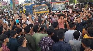 শিক্ষার্থীদের ঢাকা-বরিশাল মহাসড়ক অবরোধ 