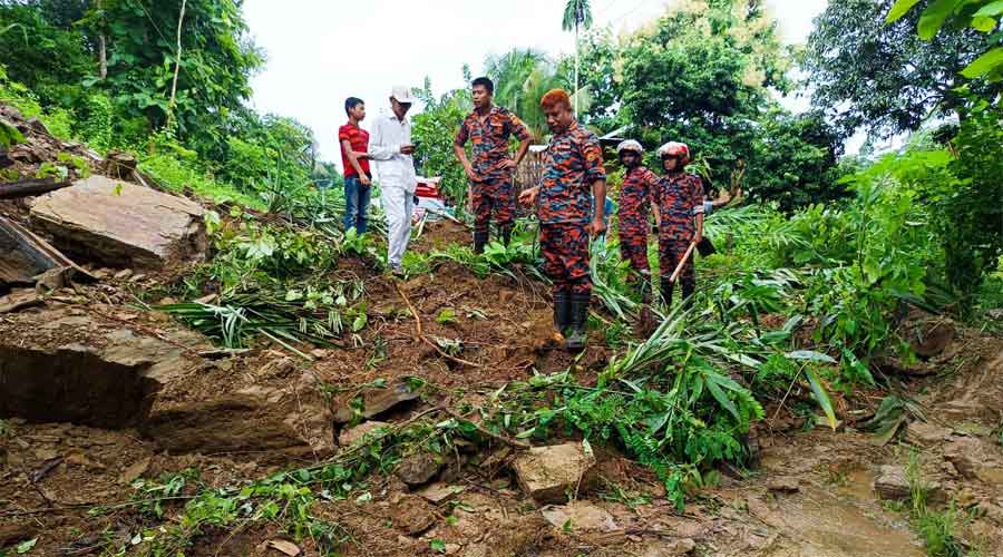  সাজেকে পাহাড়ধসে ৪ শতাধিক পর্যটক আটকা