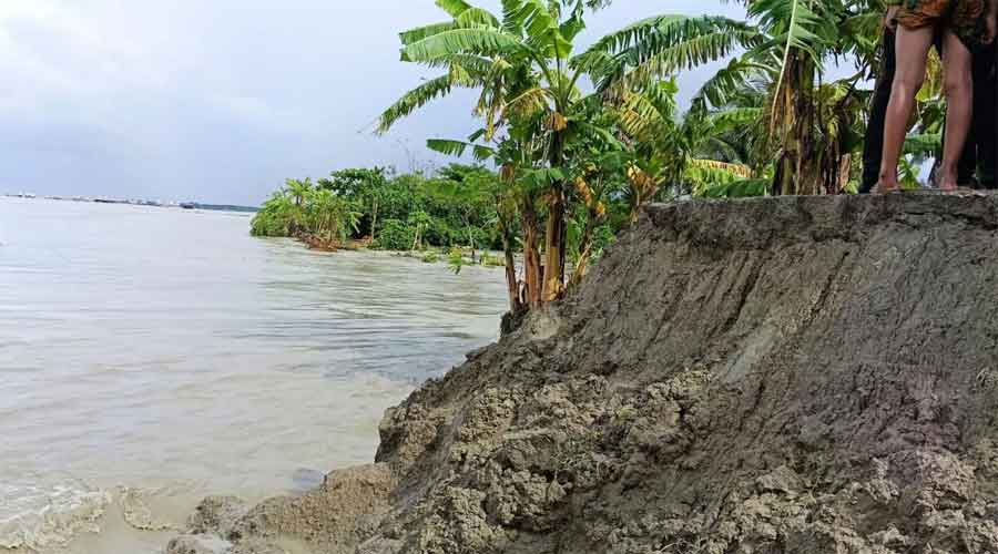 হাতিয়ায় জোয়ারে ৩ কিলোমিটার বেড়িবাঁধ ক্ষতিগ্রস্ত