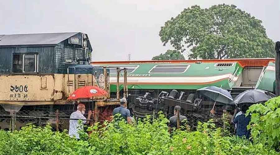 লালমনিরহাটে দুই ট্রেনের মুখোমুখি সংঘর্ষ