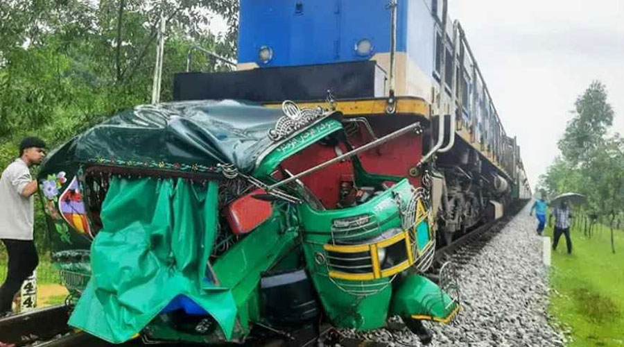 রামুতে ট্রেনের ধাক্কায় নিহত ৪