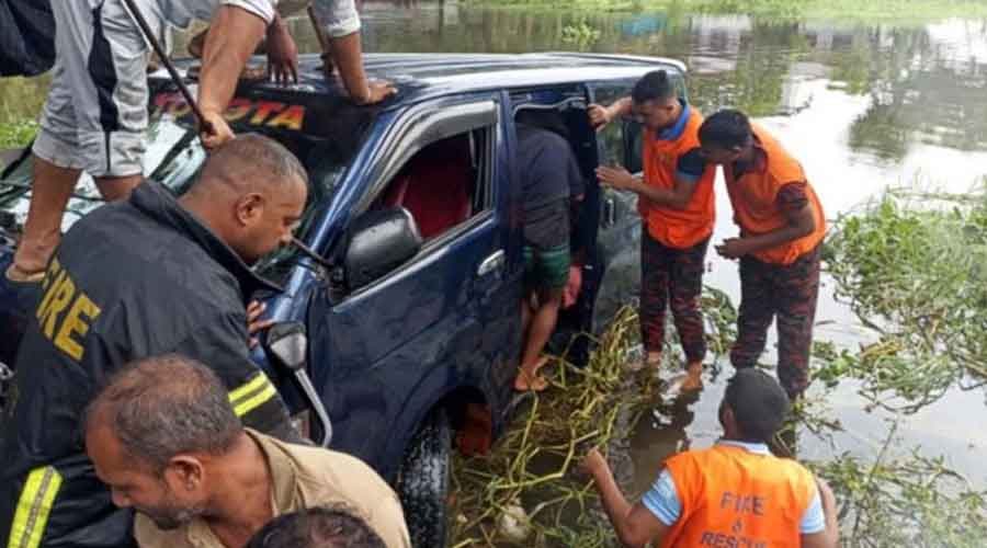 নিয়ন্ত্রণ হারিয়ে মাইক্রোবাস খালে, ৭ জন নিহত