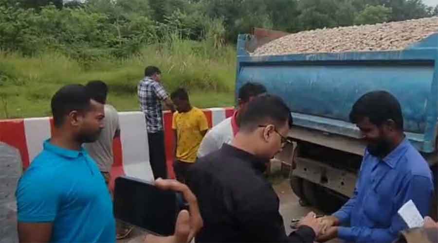 সিলেটে ৭০টি ট্রাক থেকে ৩৫ হাজার ঘনফুট পাথর উদ্ধার