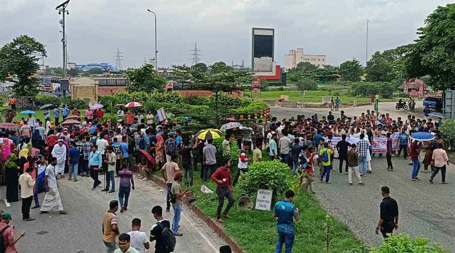 এবার শিক্ষার্থীদের যমুনা সেতু অবরোধ