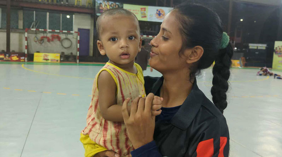 ১১ মাসের ছেলেকে নিয়ে হ্যান্ডবল মাঠে তানজিমা