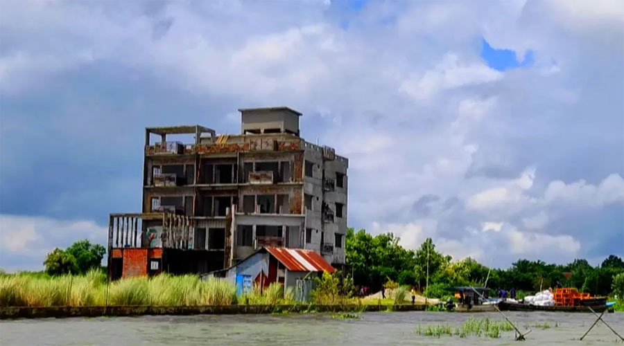 পুলিশ ক্যাম্পে সন্ত্রাসী হামলা, ব্যাপক গোলাগুলি